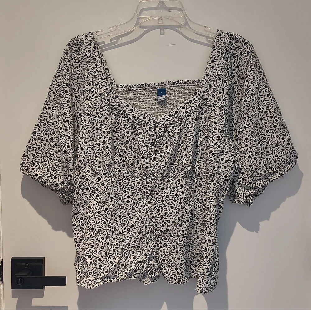 Old Navy Black and White Floral Puff-Sleeve Blouse
